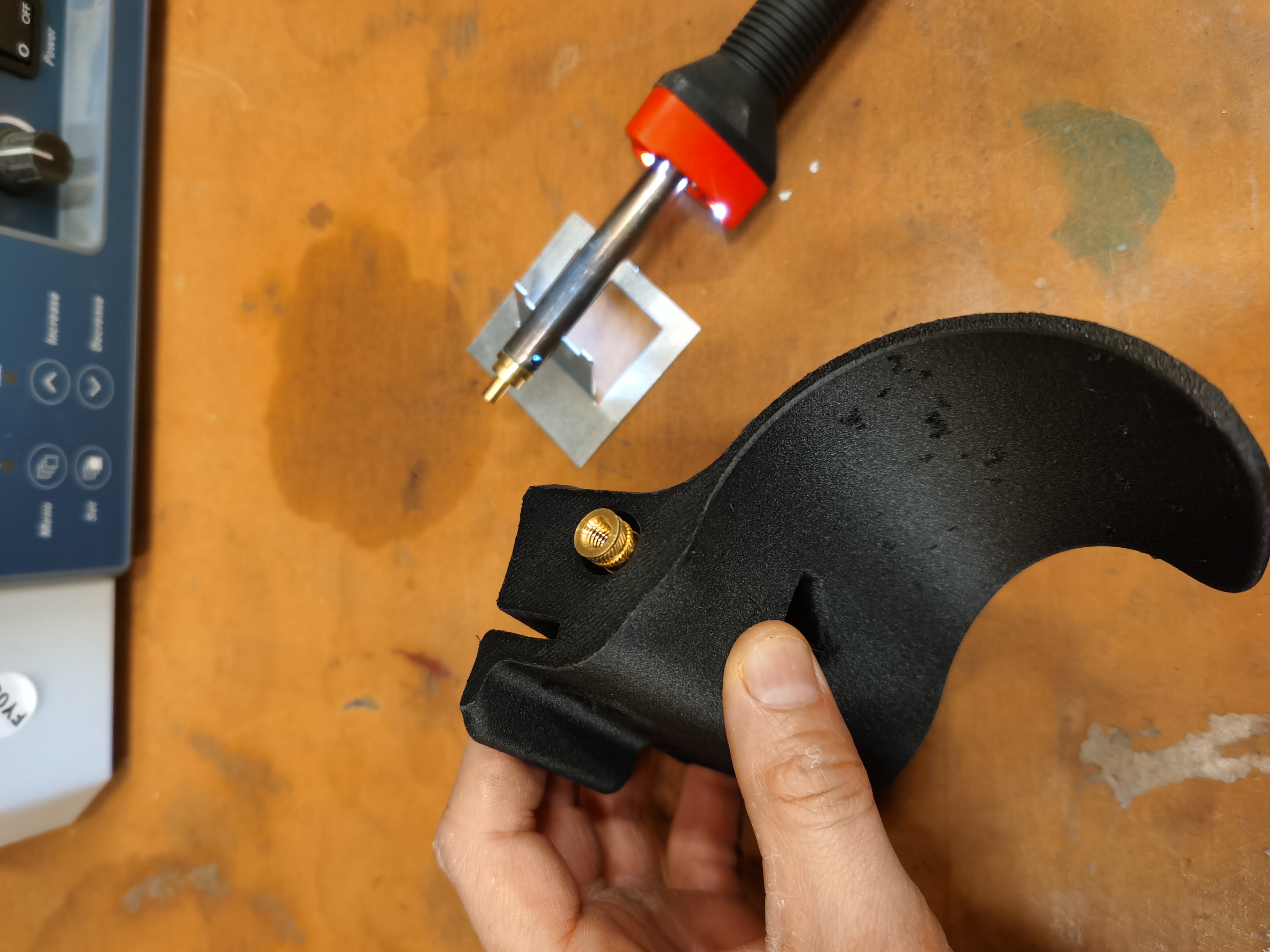 喇叭罩安装 +T-Rex 车架滑块左侧